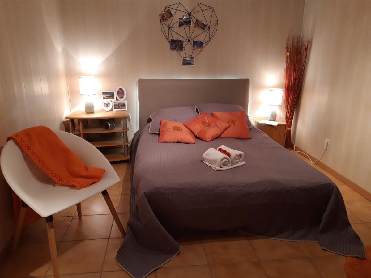 La Meizou, Gite - Chambres D Hotes A Champeix Exteriör bild